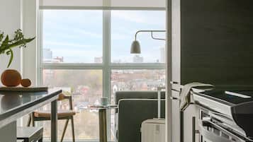 Superior-Apartment, 3 Schlafzimmer, Balkon, Stadtblick | Wohnbereich