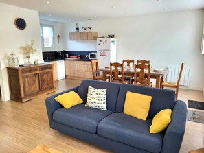 Living area - Holiday Home 'La Villa Kikifil, Bord De Mer' with Private Terrace, Private Garden and Wi-Fi (Saint-Germain-sur-Ay)