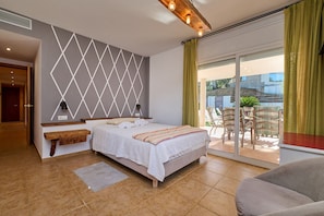 A bedroom with a bed, a bedside table, a wall-mounted light, and a view of the outside balcony. - 1Mel01 - House with private pool for 7 people near one of the most beautiful beaches in Begur (Begur)