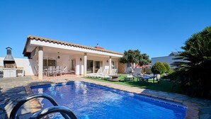 A swimming pool with a tiled edge, a covered patio area with lounge chairs, and a clear blue sky. - 1Mel01 - House with private pool for 7 people near one of the most beautiful beaches in Begur (Begur)