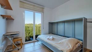 A bedroom with a bed, a small table, a bench, and a sliding door to a balcony. - 1Mel01 - House with private pool for 7 people near one of the most beautiful beaches in Begur (Begur)