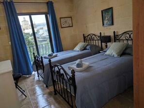 2 chambres, fer et planche à repasser, Wi-Fi, draps fournis