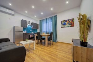 Um apartamento moderno com cozinha, sala de jantar e sala de estar.