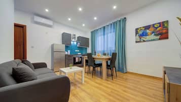 Apartment (1 Bedroom) | Wohnbereich | Fernseher