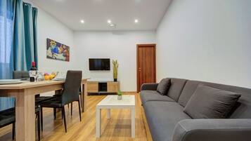 Apartment (1 Bedroom) | Wohnbereich | Fernseher