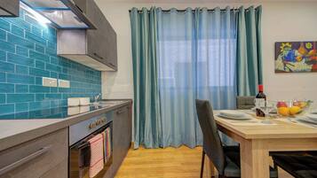 Departamento (1 Bedroom) | Cocina privada | Horno, tetera eléctrica y utensilios de cocina
