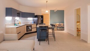 A modern apartment with a kitchen, dining area, and a living room. - Lovely Contemporary Apartment Off St. Julian's (St. Julian's)