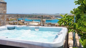 A hot tub with a clear view of a coastal town and a harbor. - Palazzino Valentina Valletta (Valletta)