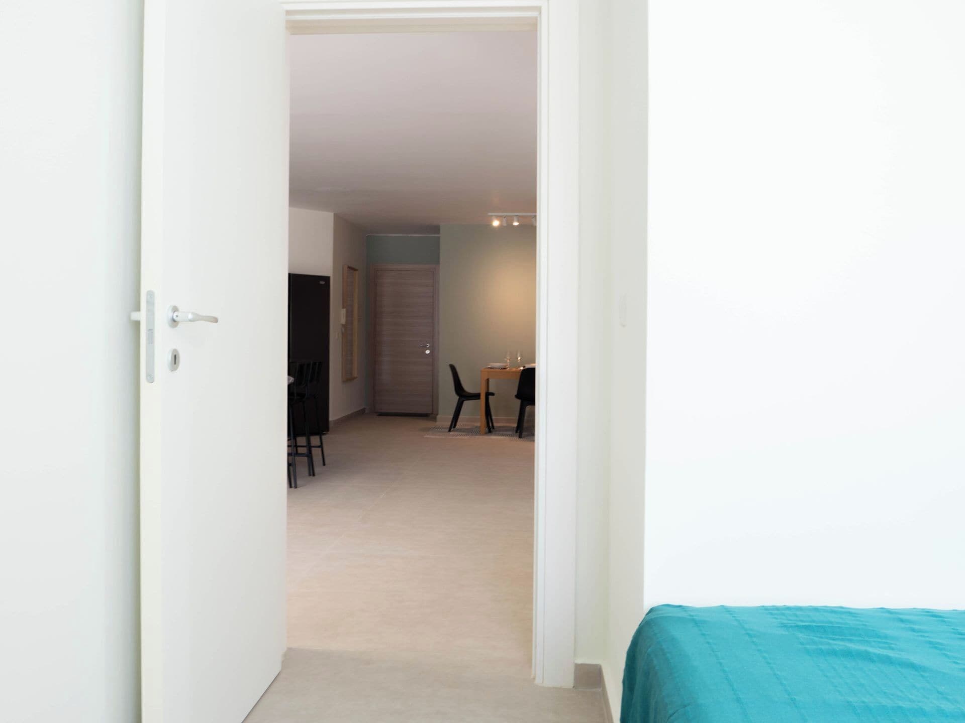 Ein Zimmer mit einem Bett, einem Schreibtisch und einem Stuhl.