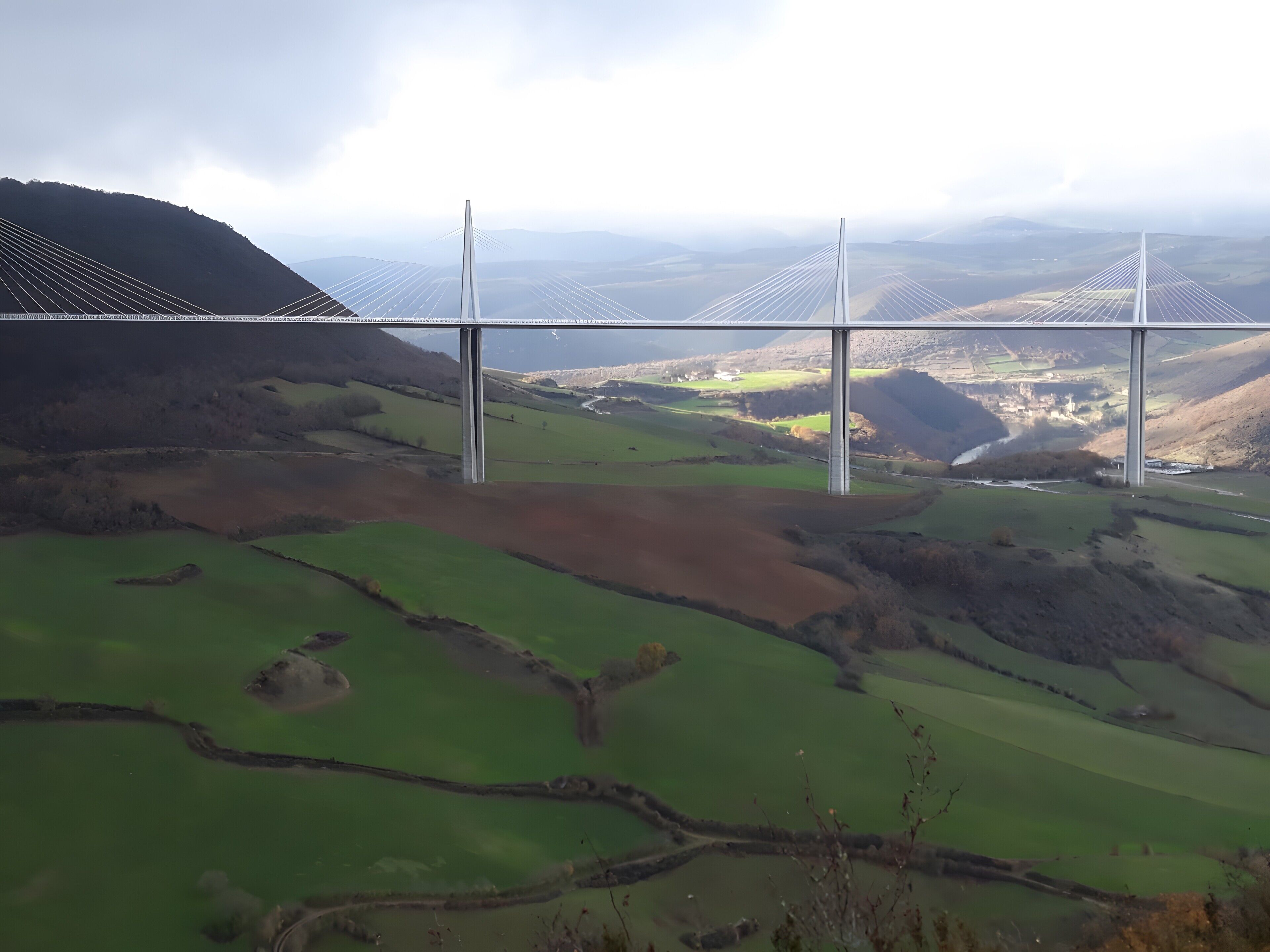 Un pont constitué de plusieurs câbles qui enjambent une vallée.