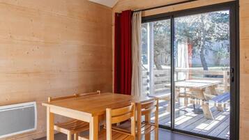Chalet, 1 Queen Bed with Sofa bed | Dining