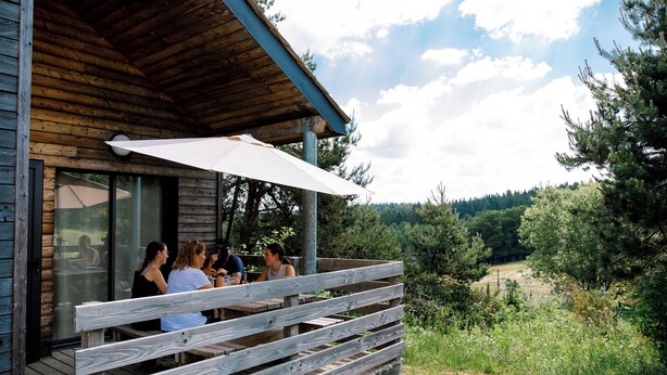 A wooden cabin with a porch and outdoor seating area. - Les Bouviers (Saint-Paul-le-Froid)