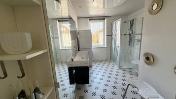 Dusche, Haartrockner, Handtücher