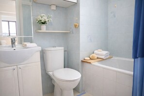 Hair dryer, towels - City center apartment in Les Sables-d’Olonne – sleeps 6 (Les Sables-d´Olonne)