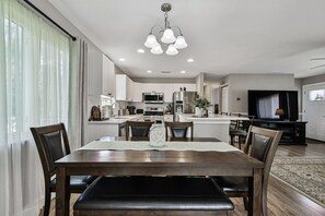 Dining - Palmetto Escape - 3 Bed, Private Garden and Balcony by Gulf Coast Holiday Homes (Palmetto)