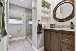 Bathroom - Palmetto Escape - 3 Bed, Private Garden and Balcony by Gulf Coast Holiday Homes (Palmetto)