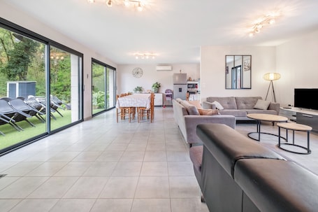 TV, ping pong, stereo. Holiday Home "Gite Chez Léontine" with Private Terrace, Wi-Fi and Air Conditioning