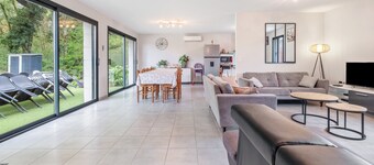 Holiday Home "Gite Chez Léontine" with Private Terrace, Wi-Fi, and Air Conditioning