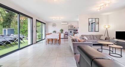 Holiday Home "Gite Chez Léontine" with Private Terrace, Wi-Fi, and Air Conditioning