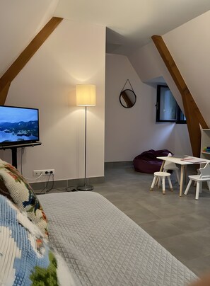 Room - Holiday Home “Gîte Chez Léontine” with Private Terrace, Wi-Fi, and Air Conditioning (Lacave)