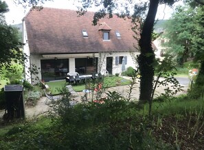 Terrace/patio - Holiday Home “Gîte Chez Léontine” with Private Terrace, Wi-Fi, and Air Conditioning (Lacave)