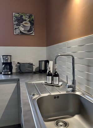 Private kitchen - Holiday Home “Gîte Chez Léontine” with Private Terrace, Wi-Fi, and Air Conditioning (Lacave)