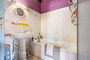 A bathroom with a sink, mirror, and bathtub. - Holiday Home “La Vallée de l’Ouysse 5”: Mountain View, Wi-Fi, Air Conditioning (Lacave)