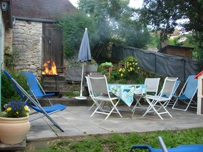 Outdoor dining - Holiday Home “La Vallée de l’Ouysse 5”: Mountain View, Wi-Fi, Air Conditioning (Lacave)