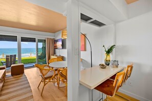 Dining - The Golden Hour - Ocean Front (San Diego)