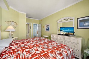 3 bedrooms - Pelican Perch - 3 bed/ den on water with boat dock and outdoor pool - 36th St area sleeps 10 (Ocean City)