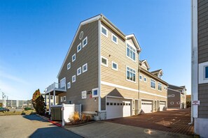 Exterior - Pelican Perch - 3 bed/ den on water with boat dock and outdoor pool - 36th St area sleeps 10 (Ocean City)
