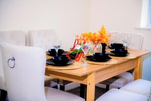 Dining - House - Sleeps 7 - Parking - 10min Drive to Centre (Manchester)