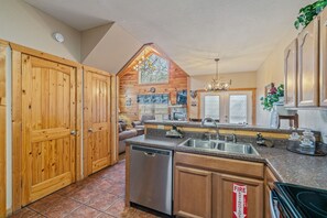 Fridge, microwave, oven, coffee/tea maker - Hot Tub, Pool Table, Sleeps 8.  Two miles to Dollywood! (Pigeon Forge)