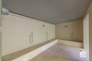 Haartrockner, Handtücher, Seife, Toilettenpapier