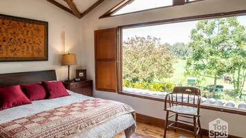 Tabla de planchar con plancha, wifi, ropa de cama