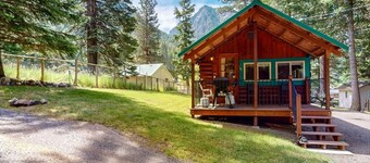 Mt Bonneville Cabin Near Wallowa Lake + pets okay