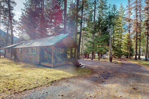 Perfect for a romantic getaway or small family trip, this inviting cabin offers comfort, charm, and an unbeatable location at Wallowa Lake