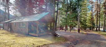 Perfect for a romantic getaway or small family trip, this inviting cabin offers comfort, charm, and an unbeatable location at Wallowa Lake
