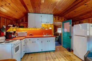 Fridge, microwave, oven, stovetop - Mt Bonneville Cabin Near Wallowa Lake + pets okay (Joseph)
