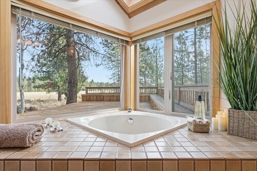 Black Butte Ranch with access to shared pool & spa