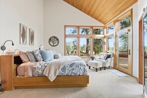 4 habitaciones, escritorio y tabla de planchar con plancha 