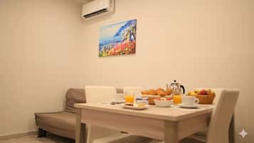 House, 1 Bedroom, Accessible | Dining room