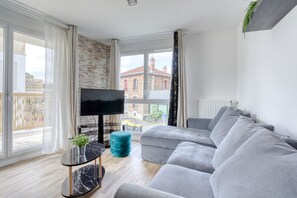 Living area - Classic* Paris, DisneyLand, Villepinte Expo, CDG (Sevran)