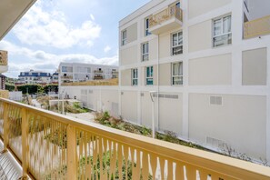 Property grounds - Classic* Paris, DisneyLand, Villepinte Expo, CDG (Sevran)