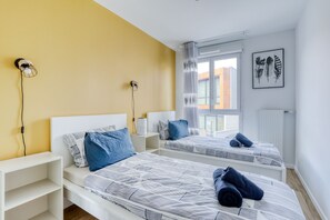 3 bedrooms, iron/ironing board, travel cot, free WiFi - Classic* Paris, DisneyLand, Villepinte Expo, CDG (Sevran)