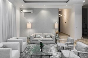 Apartamento superluxo, sacada, vista para a cidade | Área de estar