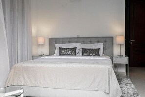 Departamento de lujo, balcón, vista a la ciudad | Escritorio, espacio para trabajar con laptop y cortinas blackout 