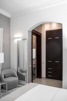 Escritorio, espacio para trabajar con laptop y cortinas blackout