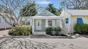 Exterior - **PALMS ON DUVAL @ OLD TOWN** Private Home w/ Pool + LAST KEY SERVICES... (Key West)