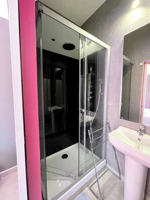 Dusche, Haartrockner, Seife, Toilettenpapier